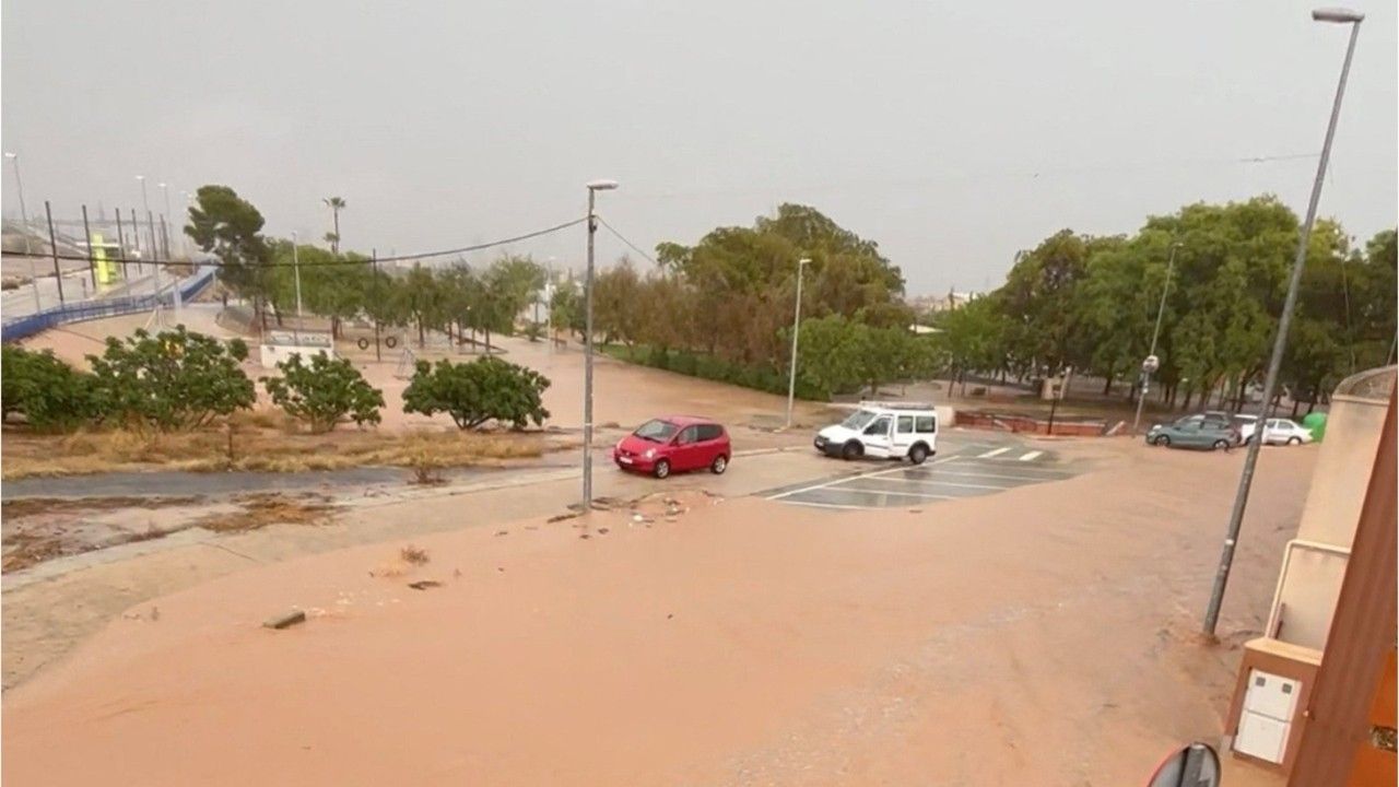 Schweres Unwetter in Spanien verwandelt Straße in reißenden Fluss
