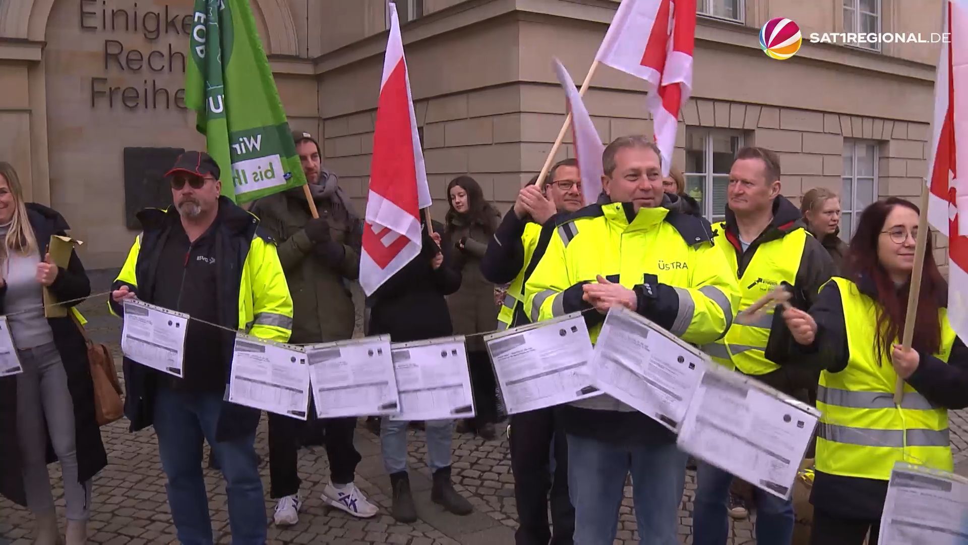Bauern und ÖPNV-Mitarbeiter protestieren vor Landtag in Hannover