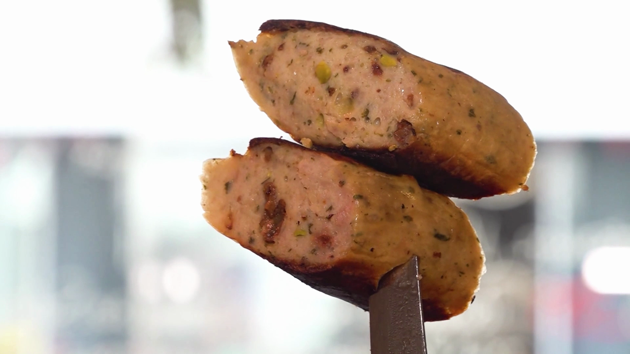 Video: Metzgermeister kreiert Dubai-Style Bratwurst mit Schokolade