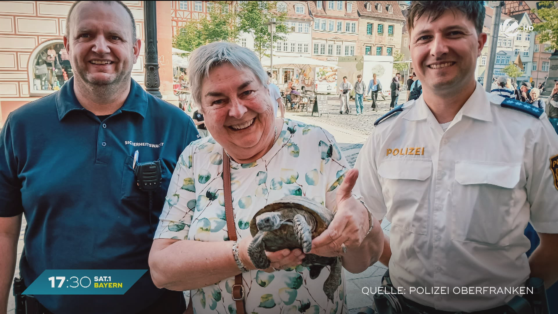 Video: Ausbruch gescheitert: 100-jährige Schildkröte bleibt im Zaun stecken