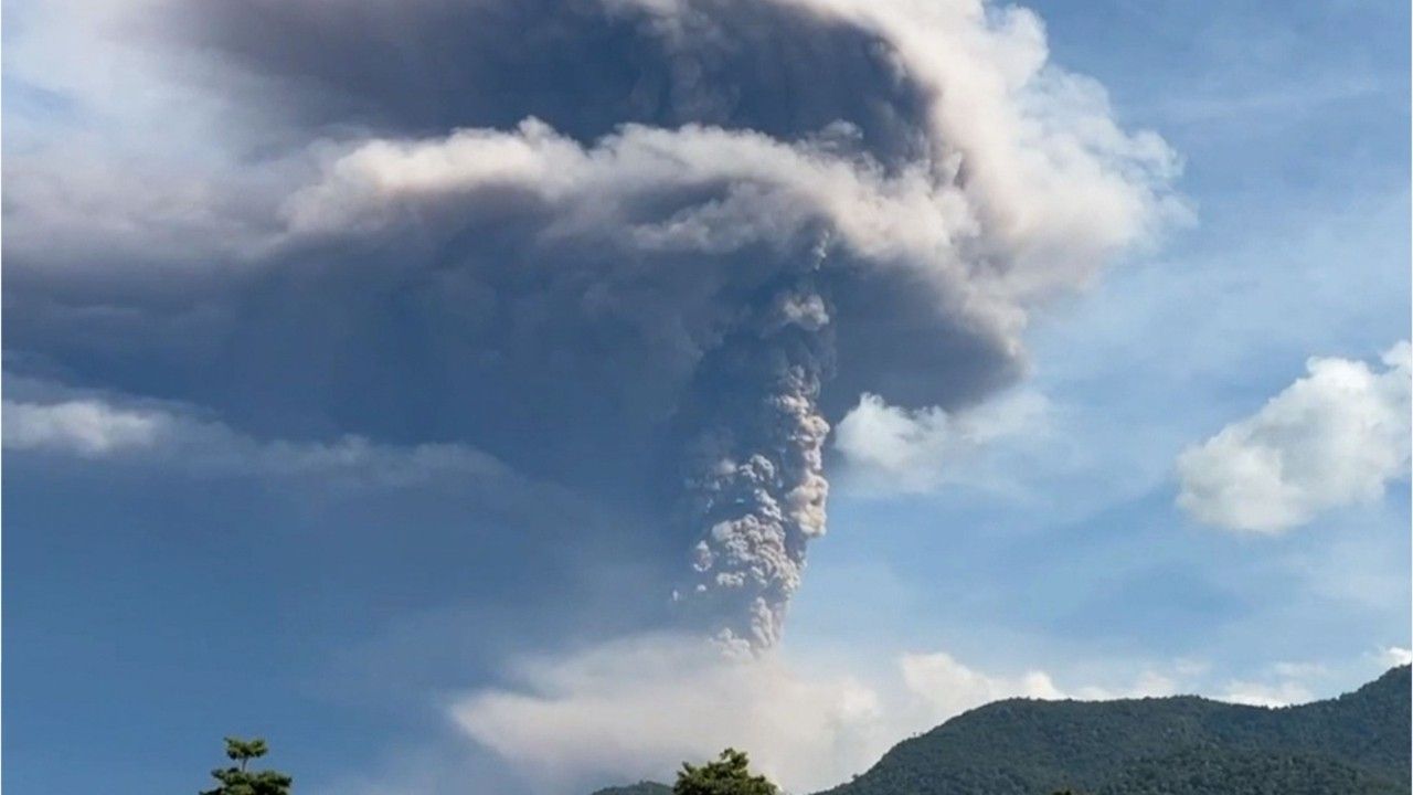 Indonesien: Vulkan spuckt gewaltige Aschemassen