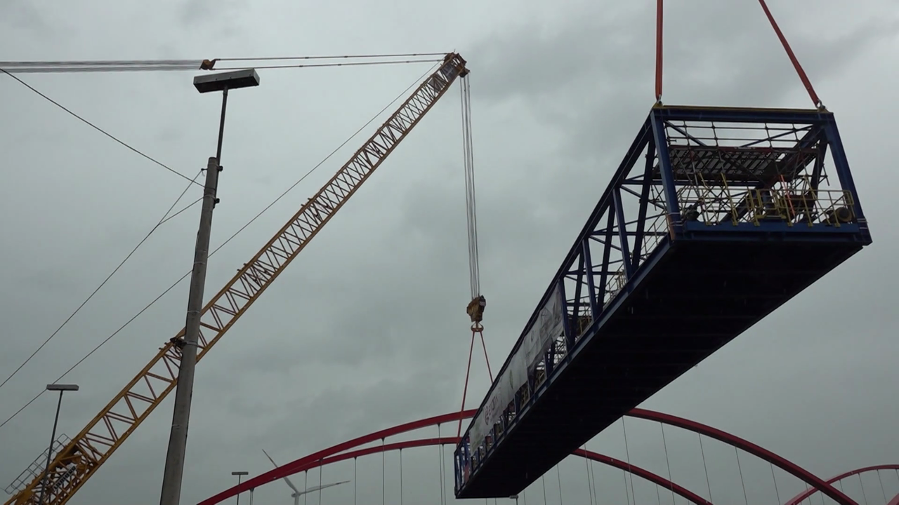 Video: Brückenballett: Kräne tanzen beim A42-Ausbau