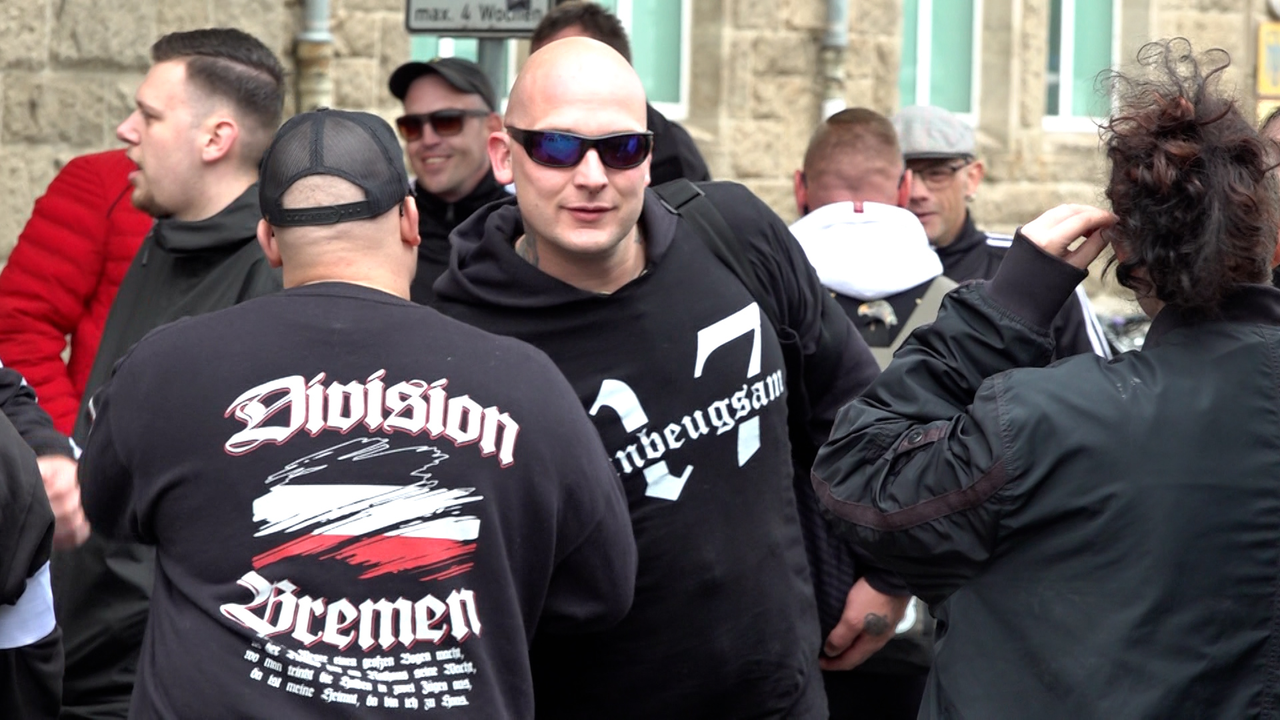 Video: Extreme Spannungen in Bielefeld nach Messerattacke: Neonazis vs. Linksextreme