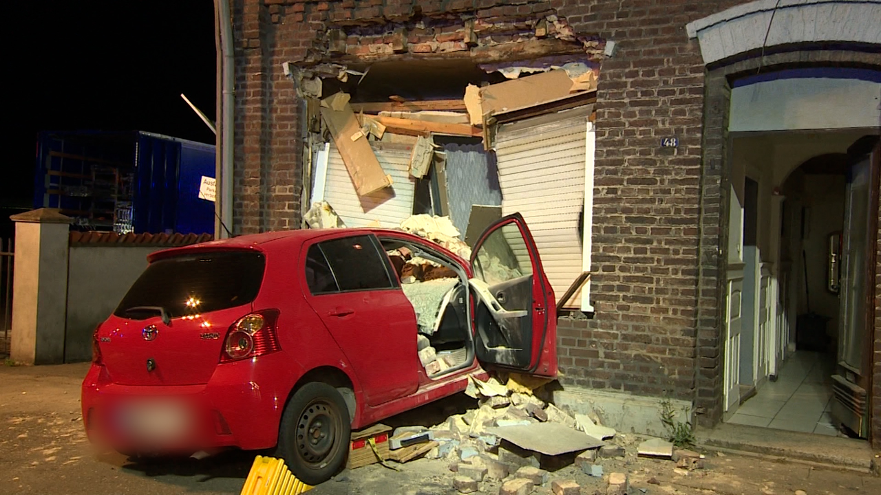 Video: Frau überlebt Crash: Auto rast in ihr Schlafzimmer