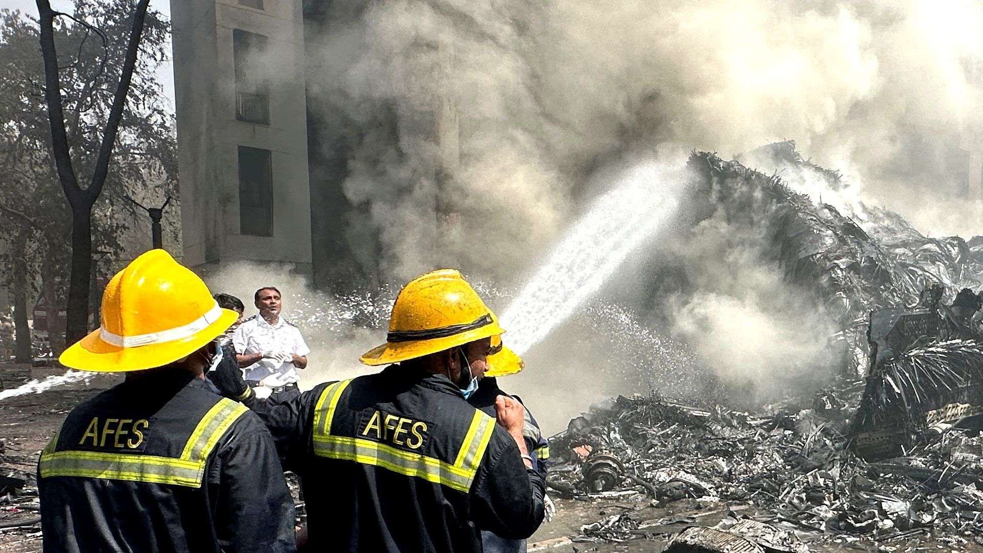 Video: Flugzeugabsturz über indischer Metropole