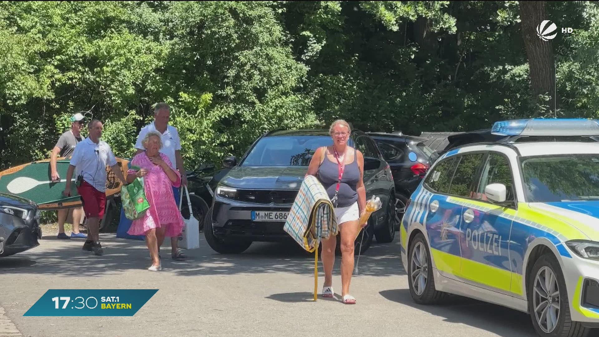 Video: Parkplatzstreit am Starnberger See: Autofahrer verletzt Frau beim Einparken