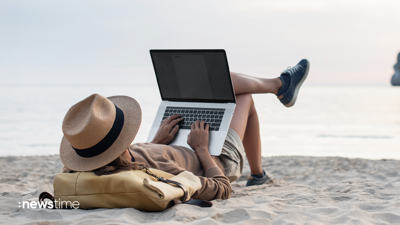 What rights do employees have on vacation?