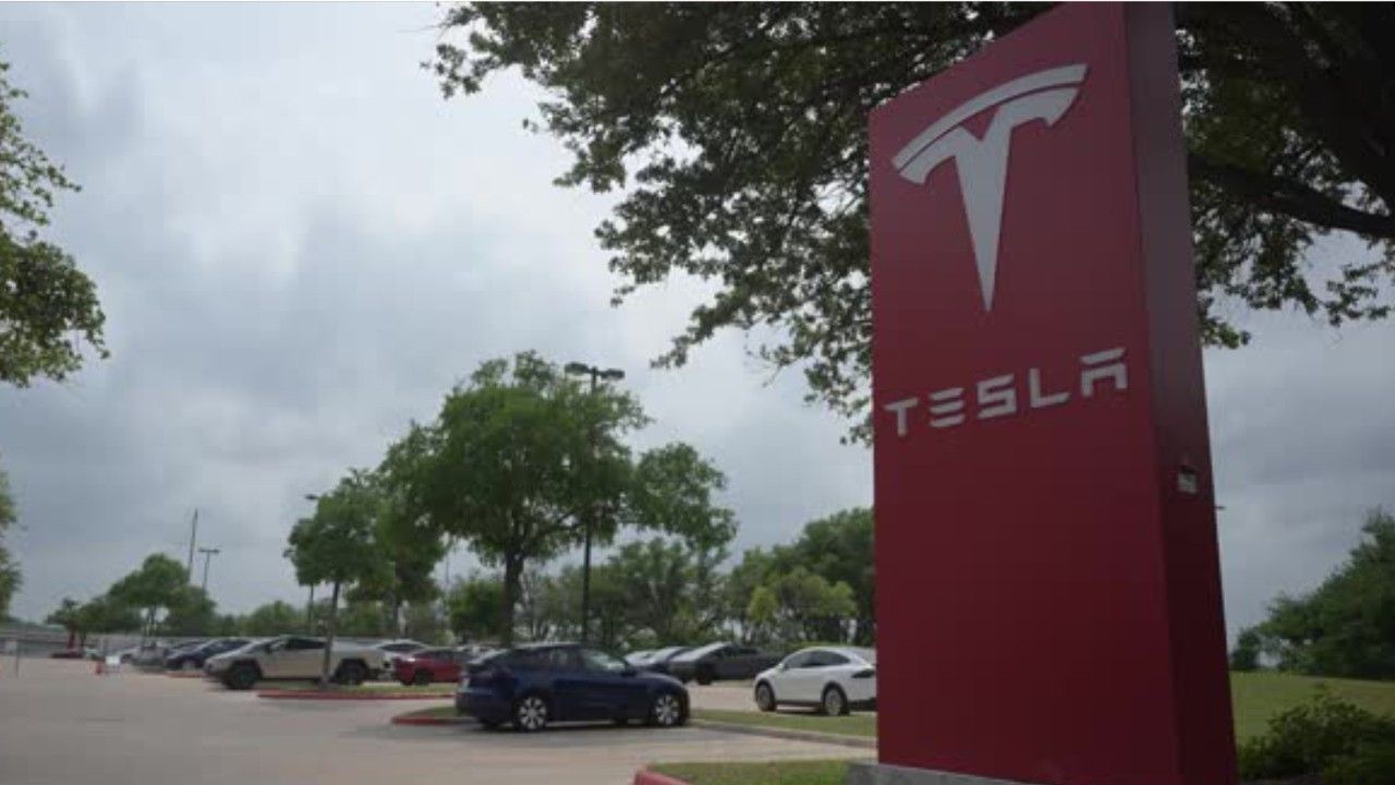 Nach Musks Partei-Ankündigung: Tesla-Aktie rutscht ab