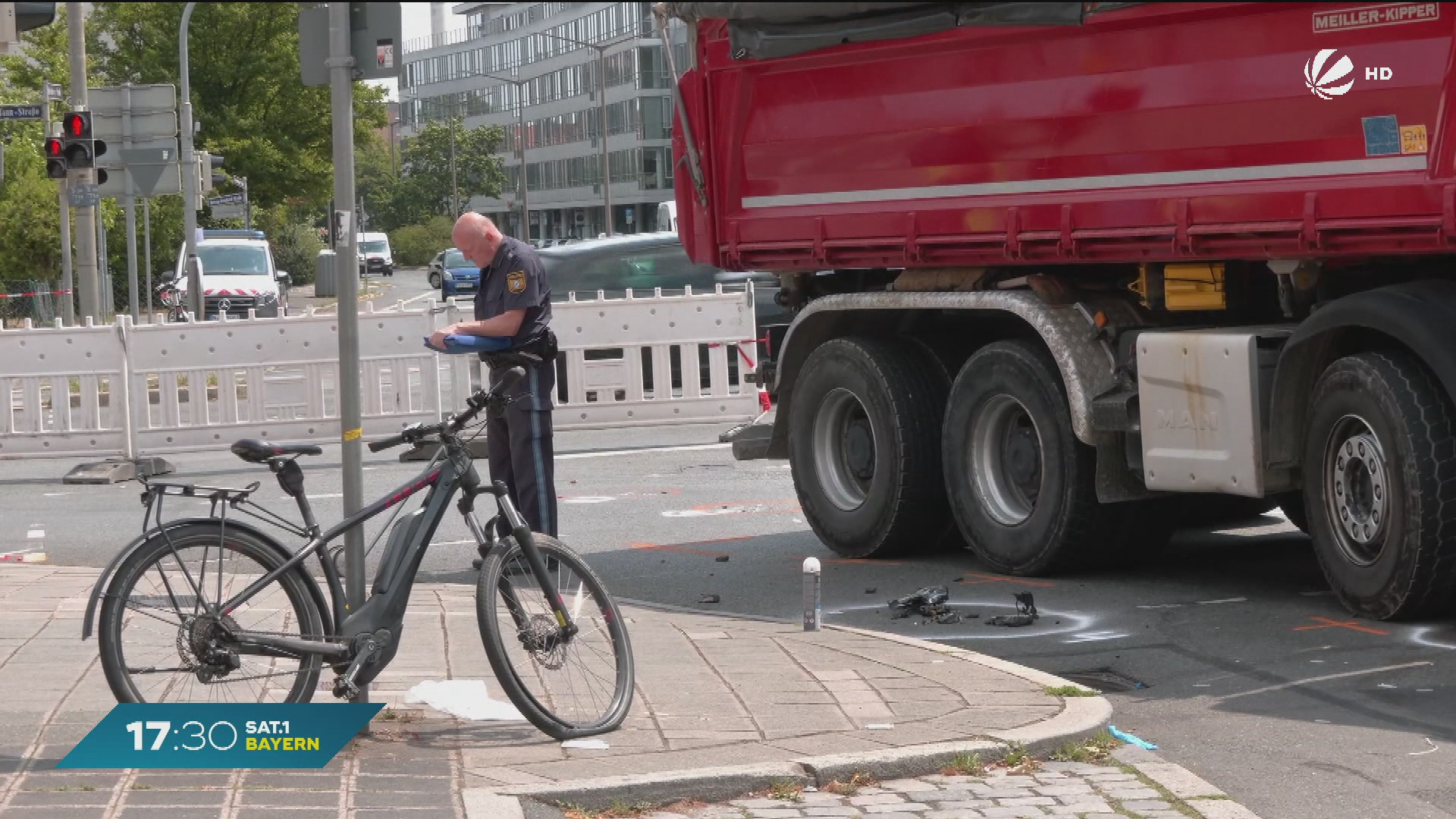 Video: Schwerer Unfall in Nürnberg: E-Biker gerät unter LKW