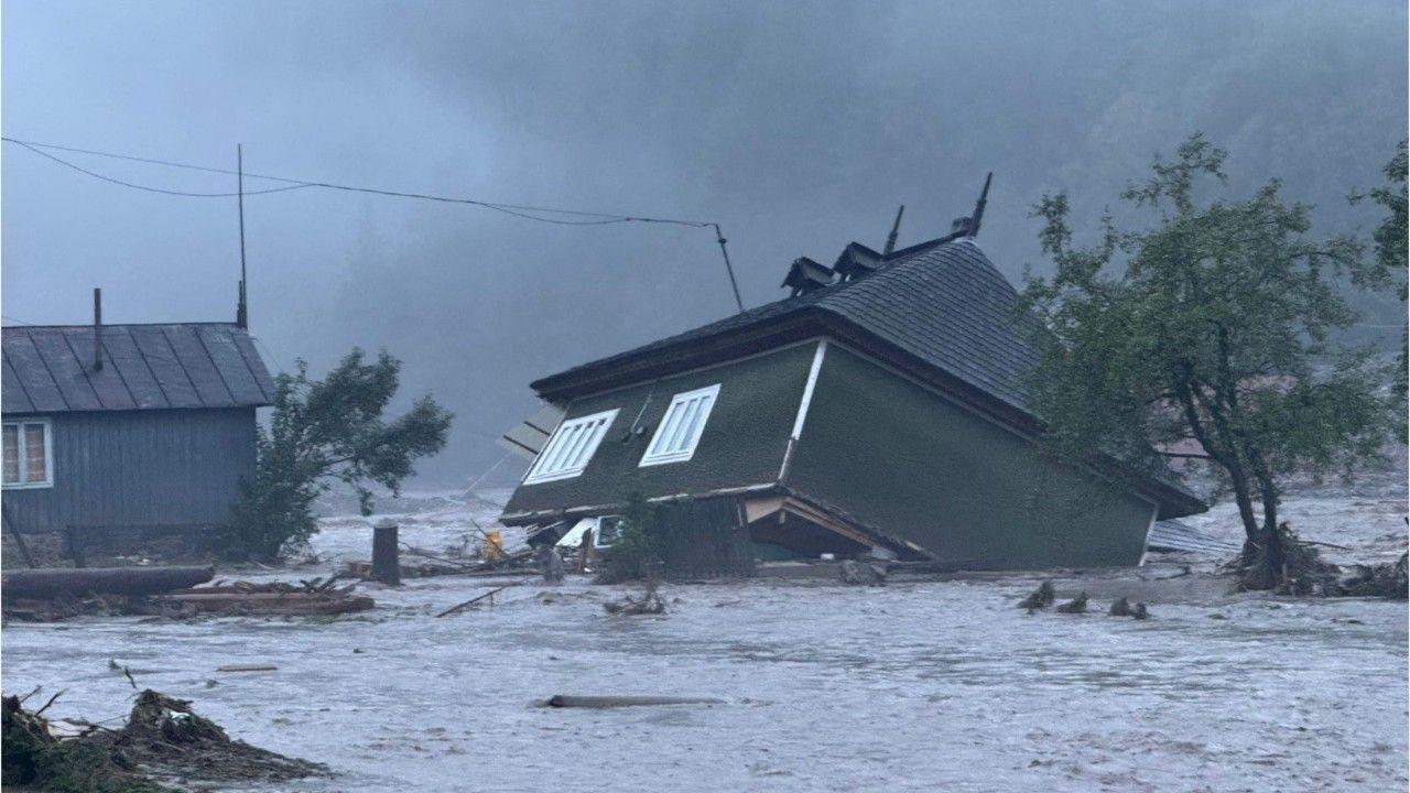 Überschwemmungen zerstören Häuser in Rumänien