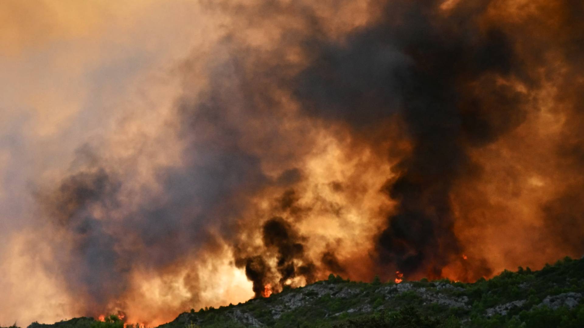 Video: Flammen wüten in Spanien und Frankreich