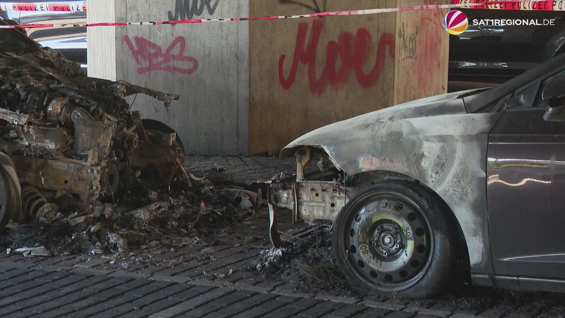 Video: Autos brennen unter Bremer Brücke – Polizei ermittelt