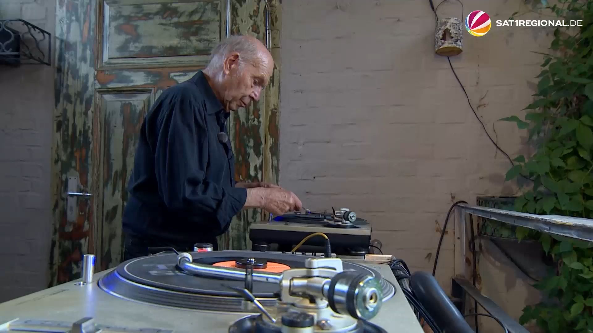 Video: DJ mit 85 Jahren: Jürgen Heiler legt noch immer Platten in Hildesheim auf