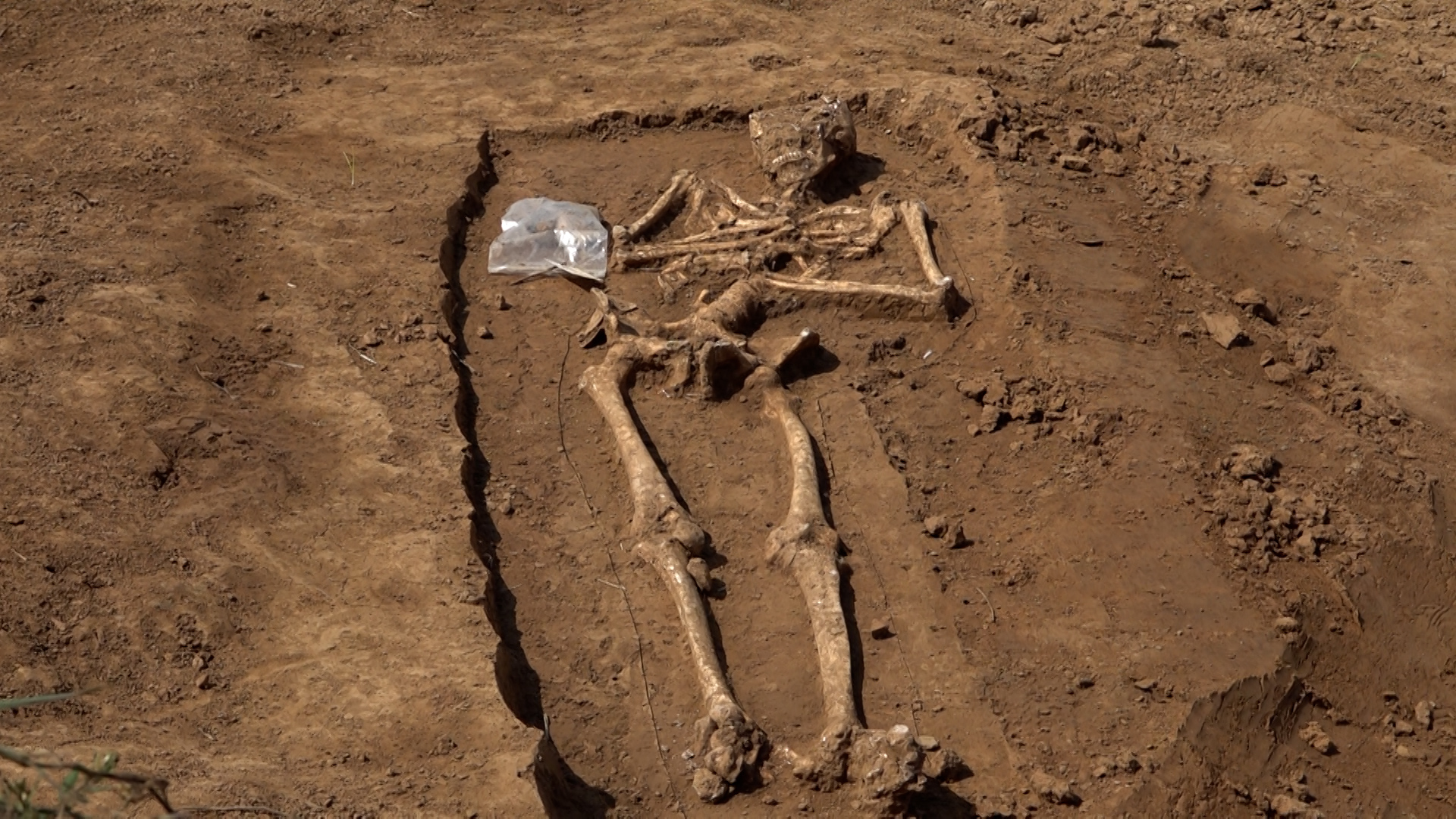 Video: Sorgfältige Ausgrabung: Archäologen enthüllen jahrhundertealte Skelette
