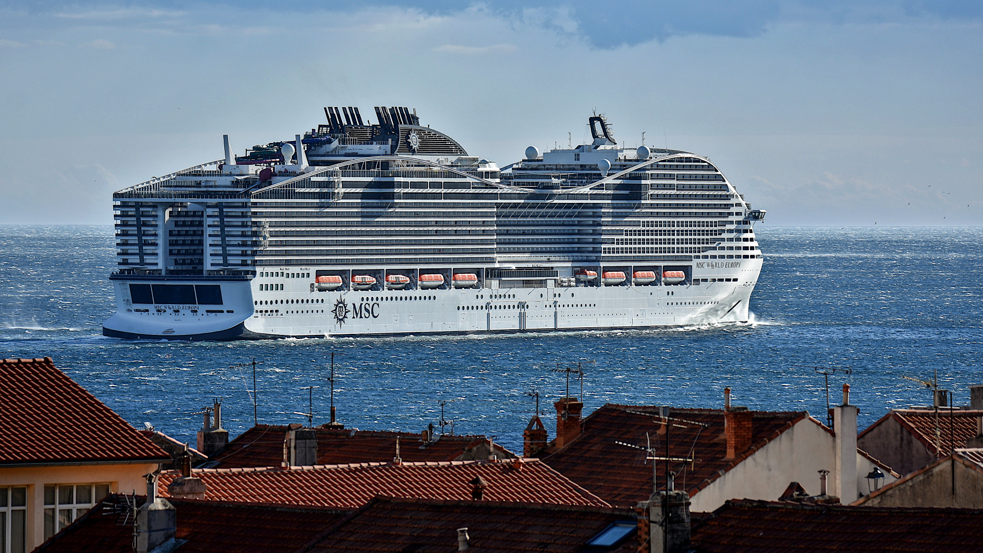 Video: Kreuzfahrtschiff "MSC World Europa" vor Italien in Not