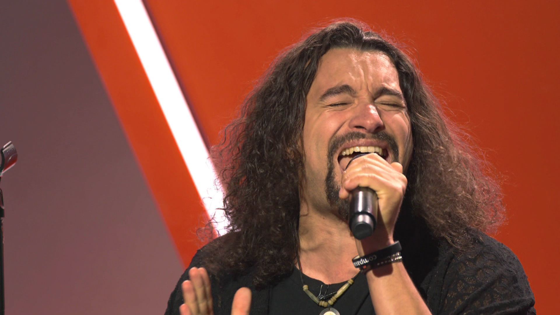 Buckle up! Tobias Diezek rocks 