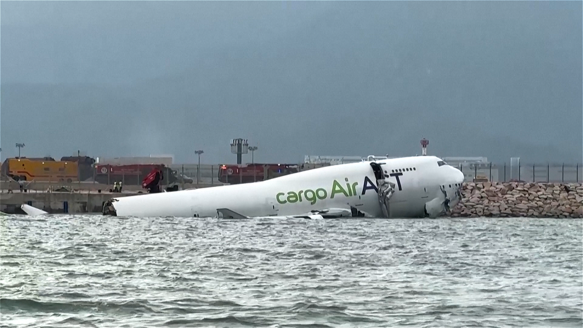 Video: Jumbo-Jet rutscht ins Meer - 2 Tote