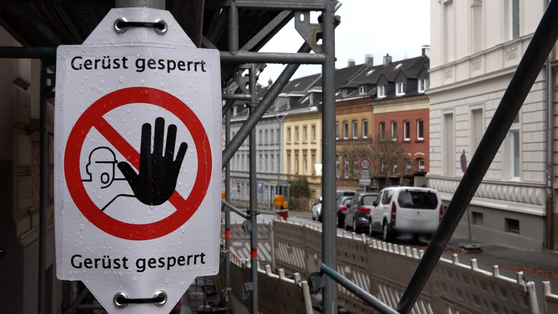 Video: Auto prallt gegen Gerüst in Wuppertal