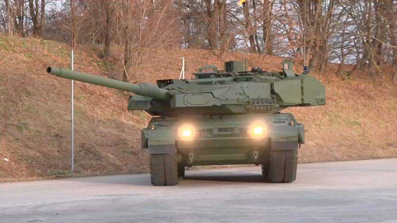 Video: Neuer Leopard-Panzer vorgestellt: Deutschlands modernster Kampfpanzer