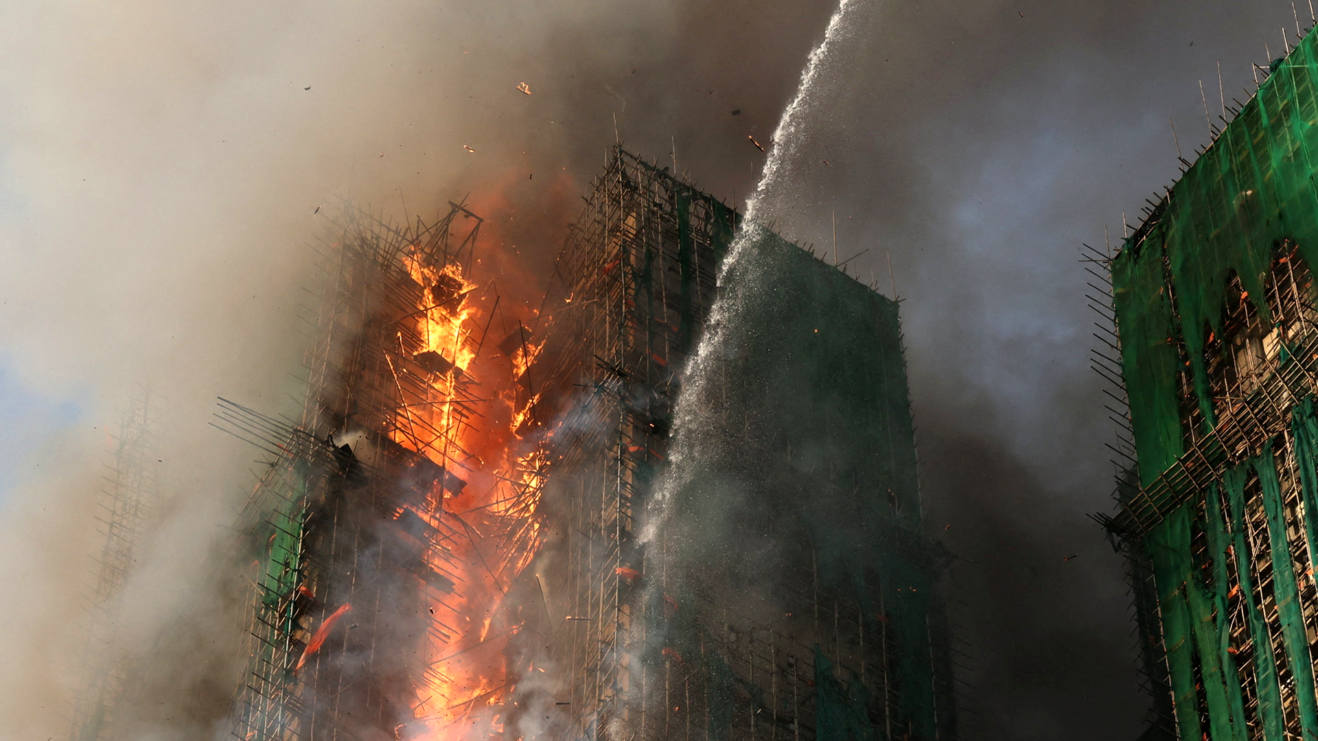 Video: Hongkong: Feuer fordert zahlreiche Opfer