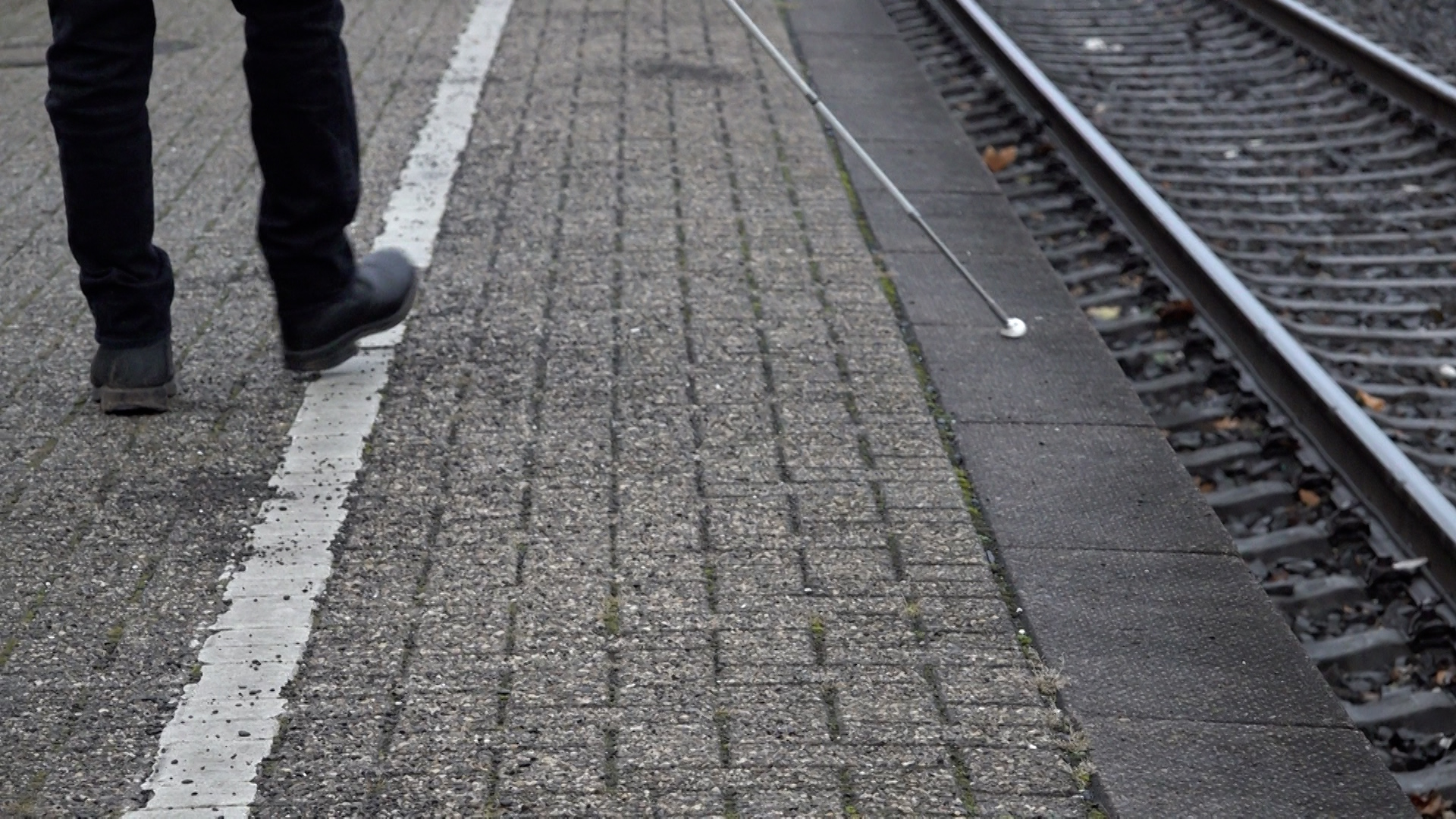 Video: Bahnhöfe in NRW: Blindenleitstreifen fehlen