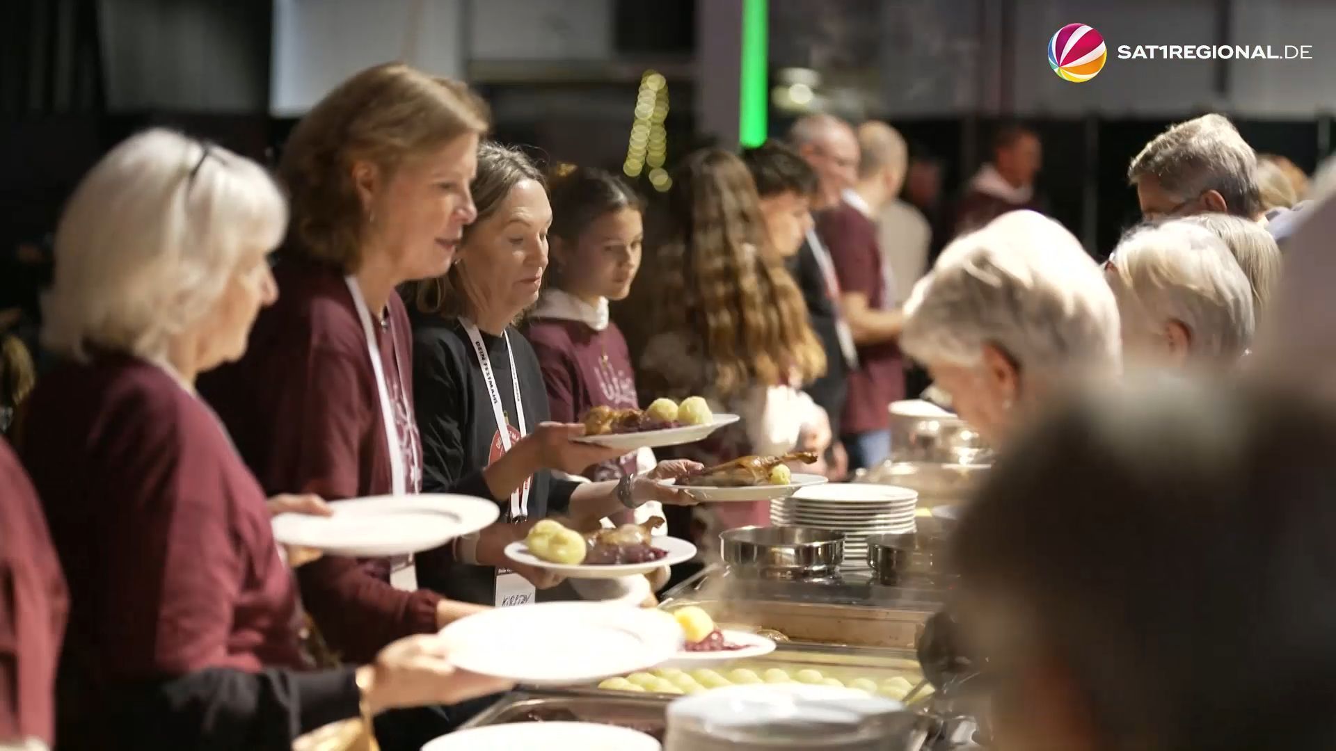 Video: "Dein Festmahl": Prominente servieren festliches Menü für Bedürftige in Bremen