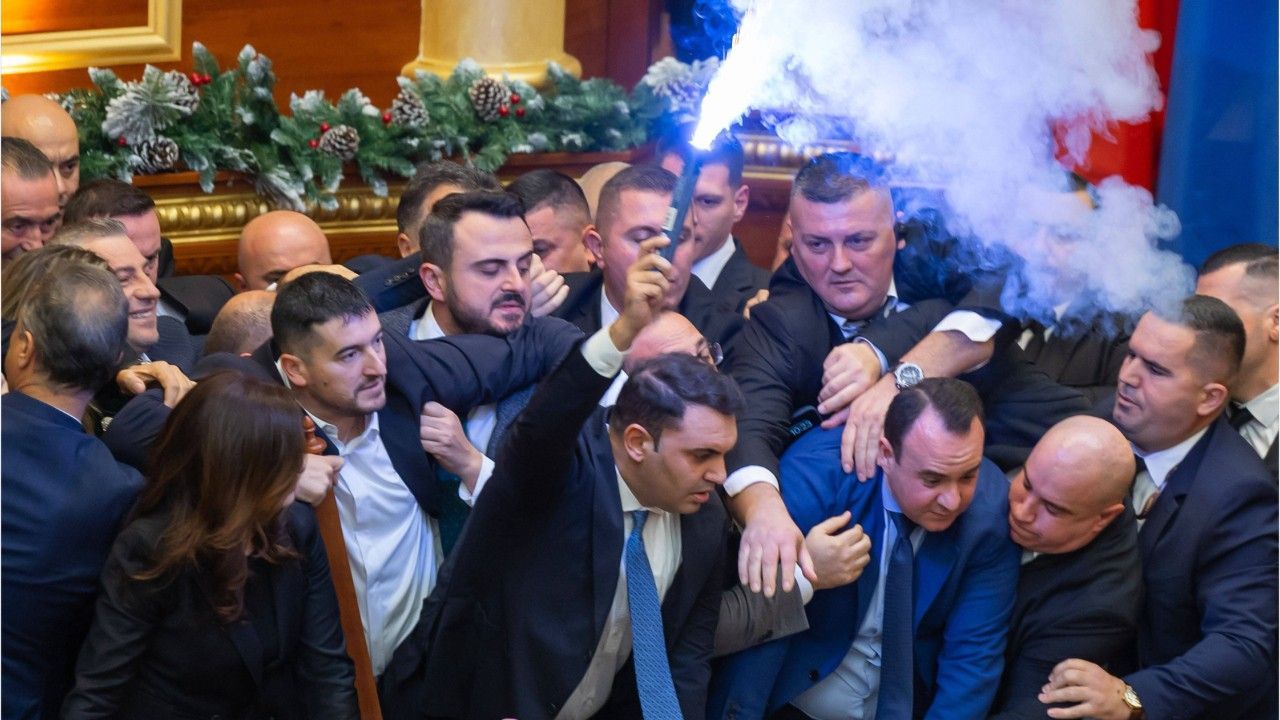 Tumulte in Parlament: Opposition zündet Fackel