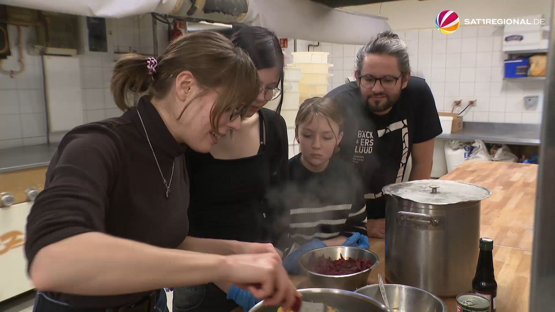 Video: Einsamkeit an Weihnachten: Café in Eutin bringt Menschen zusammen