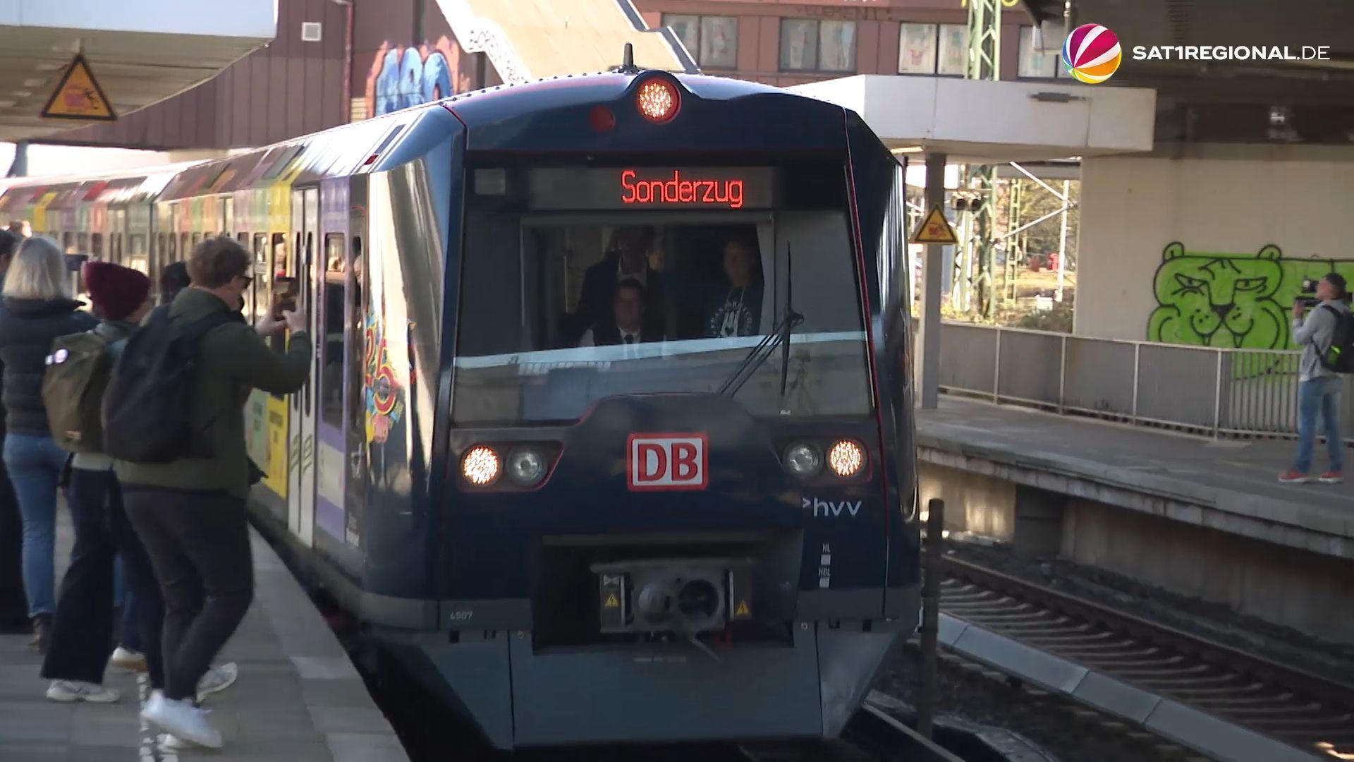 Video: Miniatur Wunderland: Hamburger S-Bahn gratuliert mit Zug-Design zum 25. Geburtstag