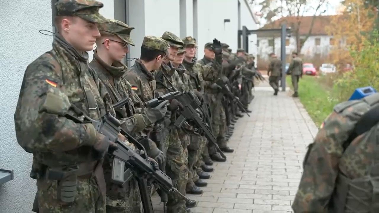 Video: Neues Wehrpflichtgesetz: Kritik an Meldepflicht von Auslandsaufenthalten