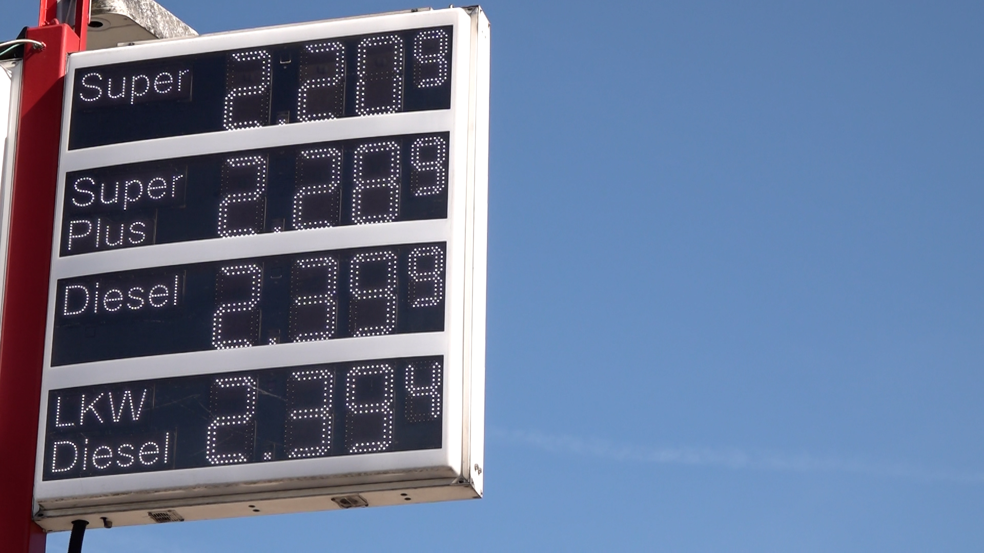 Video: Spritpreise steigen und fallen Krefeld