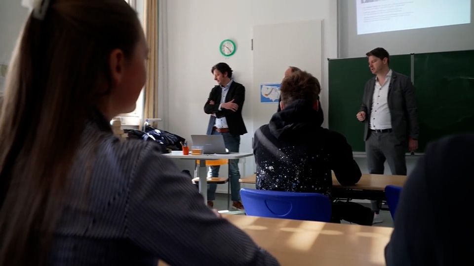 Video: Jugendliche werden immer sorgenvoller