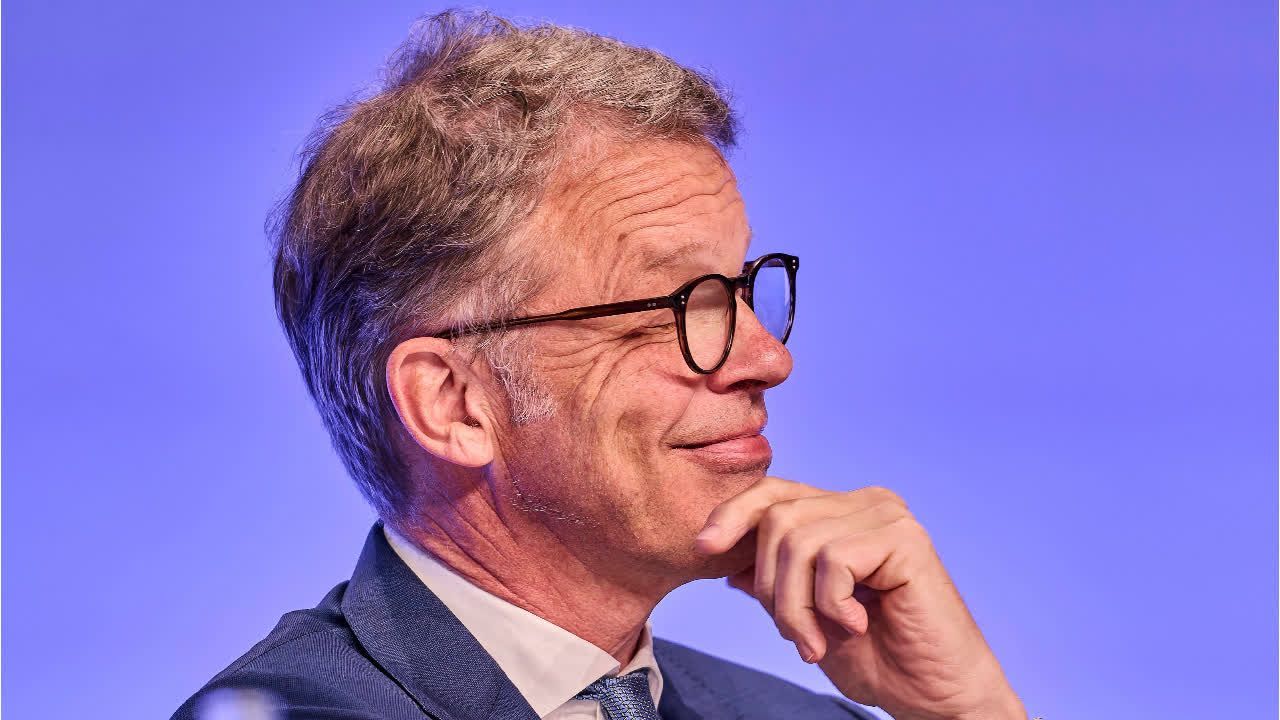 Video: Gehälter der Dax-Chefs massiv gestiegen