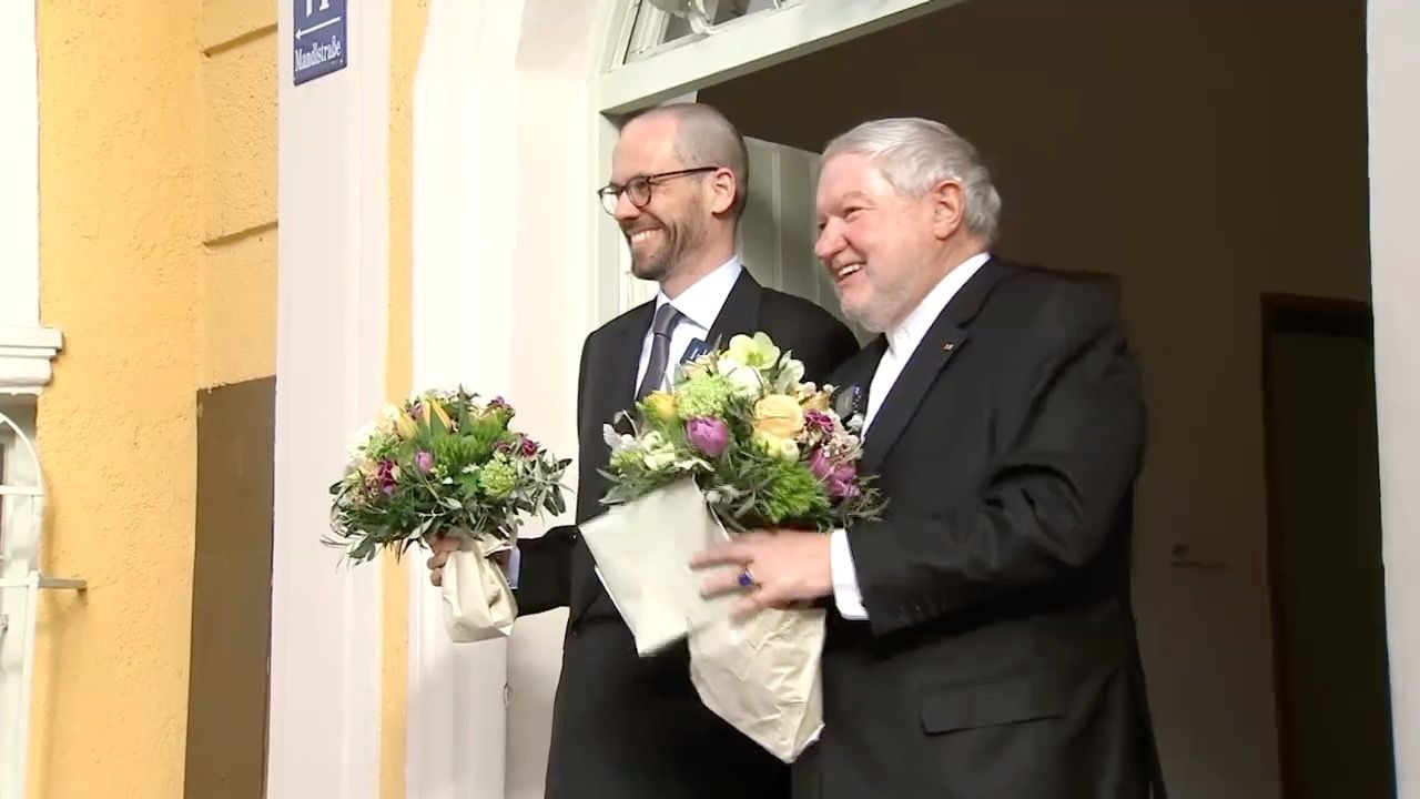 Video: Kritik an Kardinal Marx: Papst lehnt Segnung homosexueller Paare ab