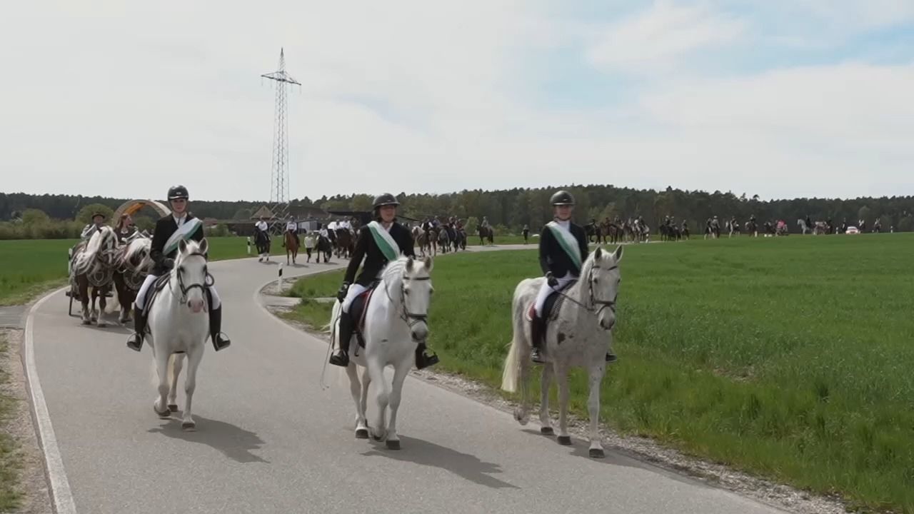 Video: Georgi-Ritt in Kammerstein: Pferdewallfahrt zu Ehren des Heiligen Georg