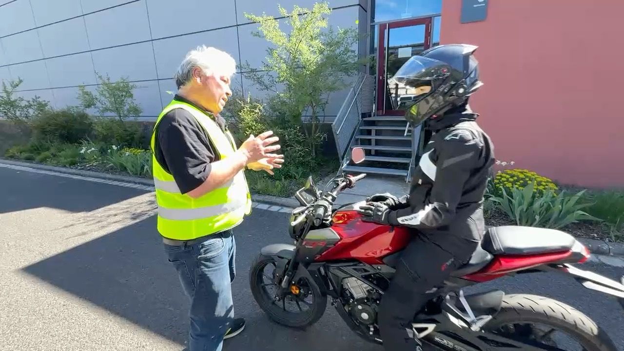 Video: Fit für die Motorradsaison: Fahrer trainieren mit Verkehrswacht in Würzburg