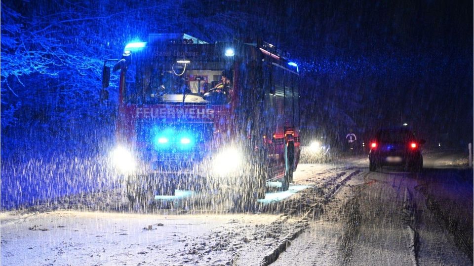 Feuerwehr im Einsatz: Heftiger Schneefall in Bayern