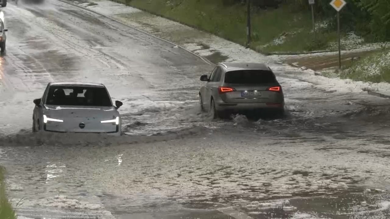 Video: Unwetter in Oberbayern: Hagelchaos legt Straßen bei München lahm