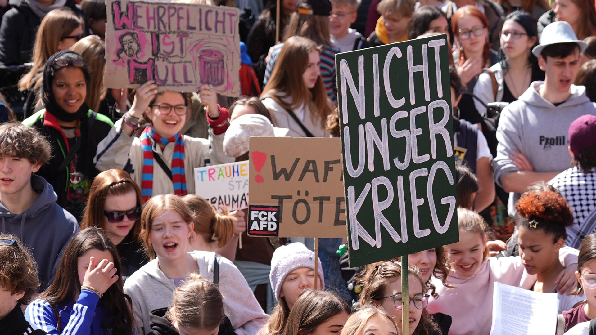 Video: Jugendliche protestieren gegen Wehrdienst