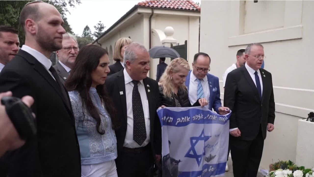 Video: Herzog ehrt Anschlagsopfer in Sydney