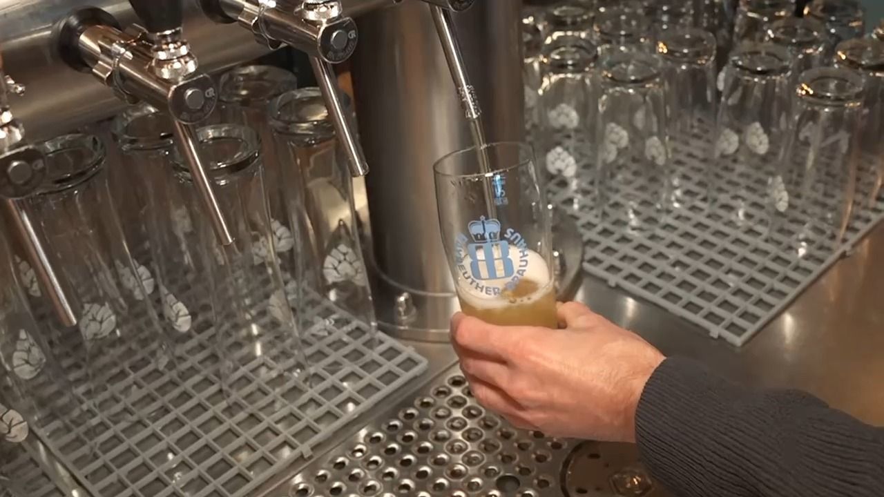 Video: Bierabsatz sinkt: Ist alkoholfreies Bier die Rettung?