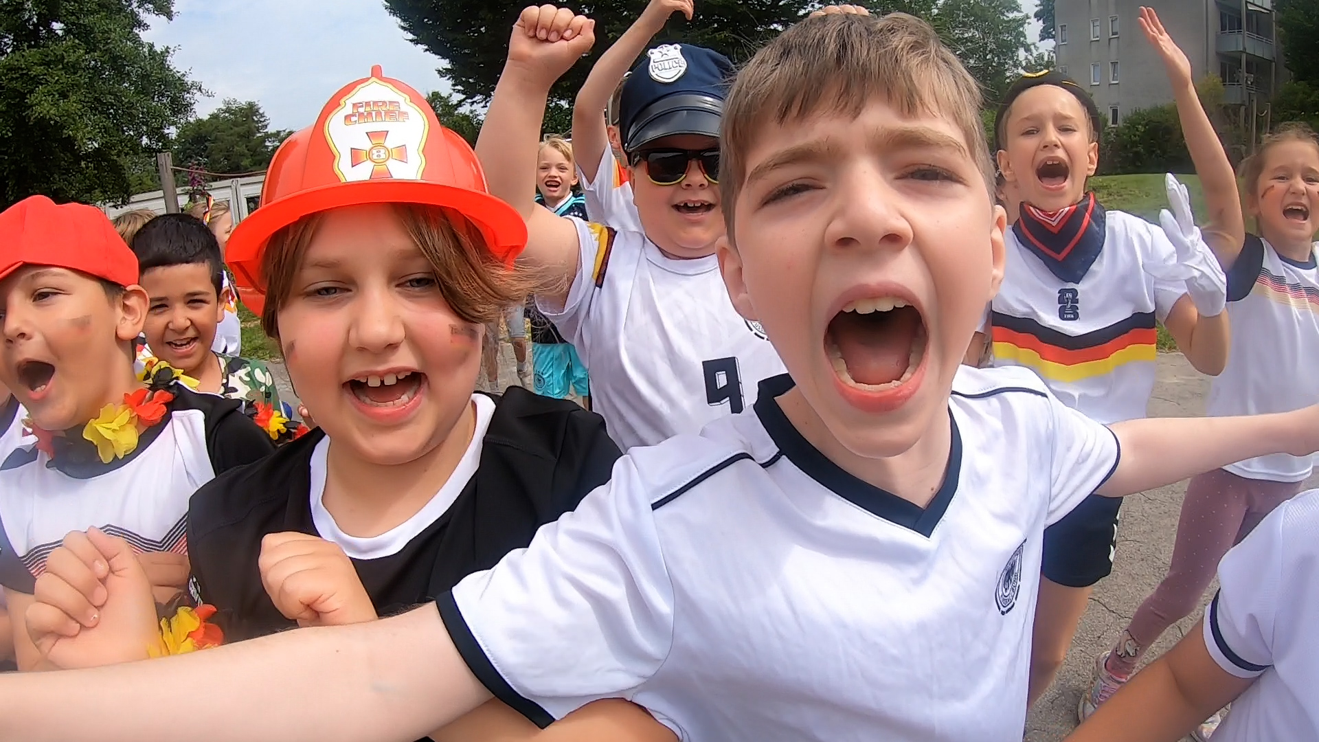 Video: Bochumer Grundschüler singen Deutschland zur WM