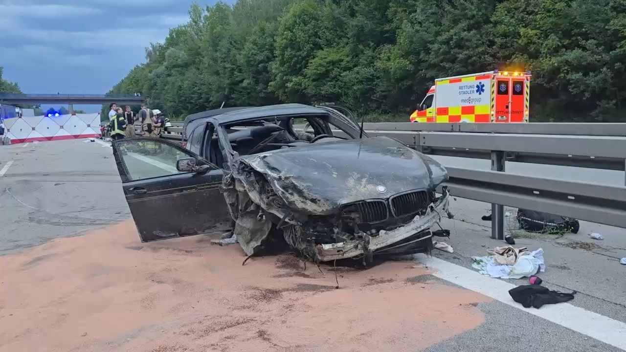 Video: Tödlicher Unfall auf A3 bei Passau: Polizei sucht grauen Porsche