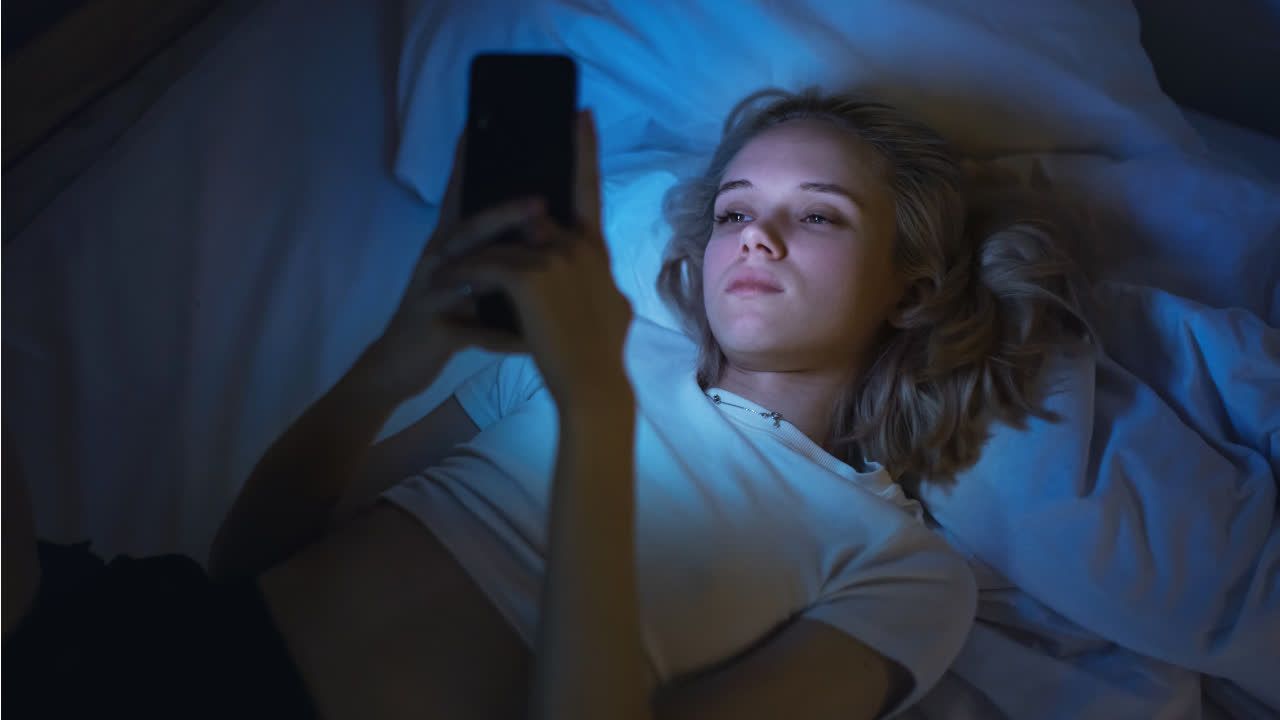 Britain: No Social Media for Teens at Night
