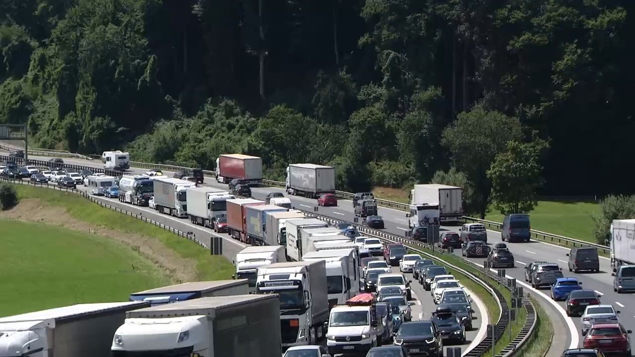 Video: Ferienstart in Bayern: ADAC warnt vor langen Staus