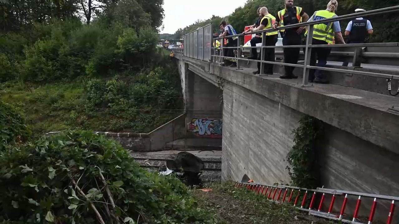 Video: Tödlicher Unfall bei Nittendorf: Auto stürzt von der A3 auf Gleise