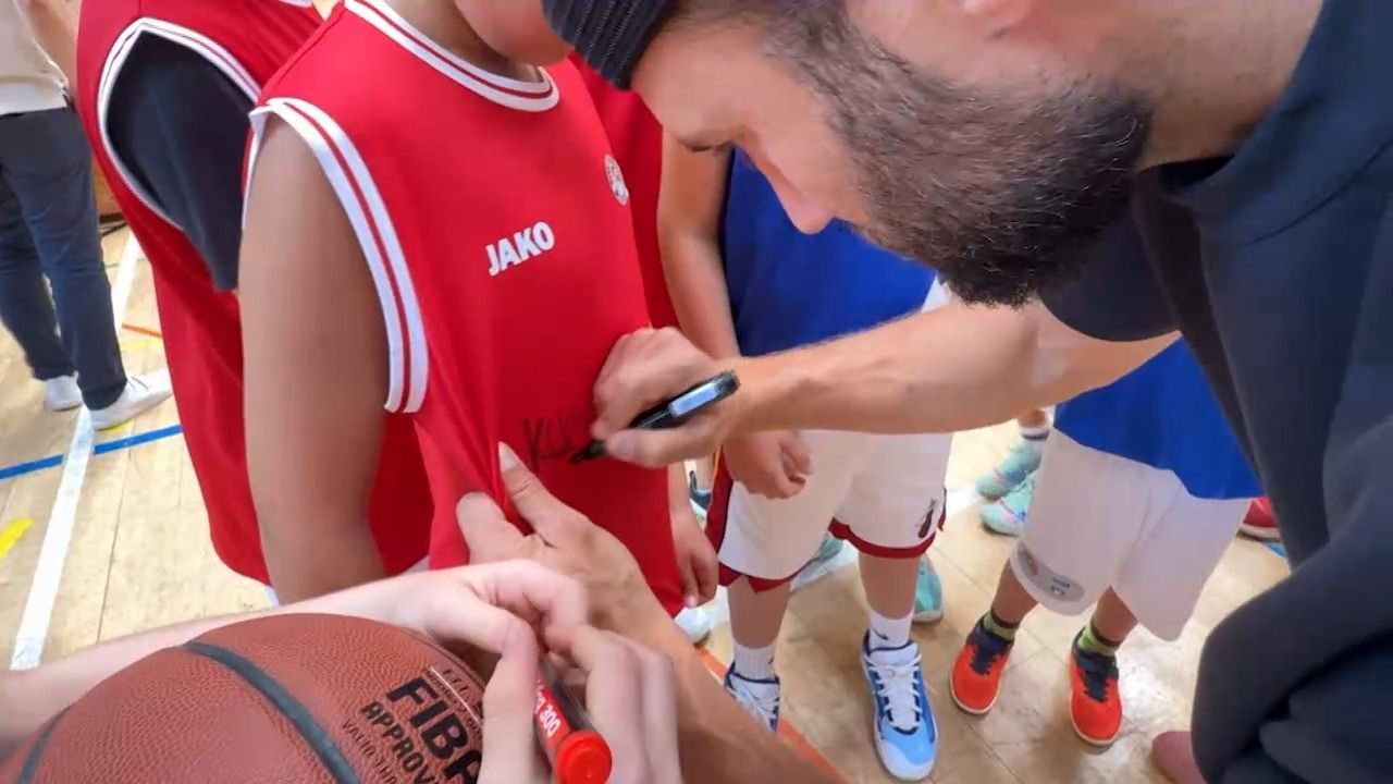 Video: NBA-Star in Schweinfurt: Maxi Kleber trainiert Basketball-Nachwuchs