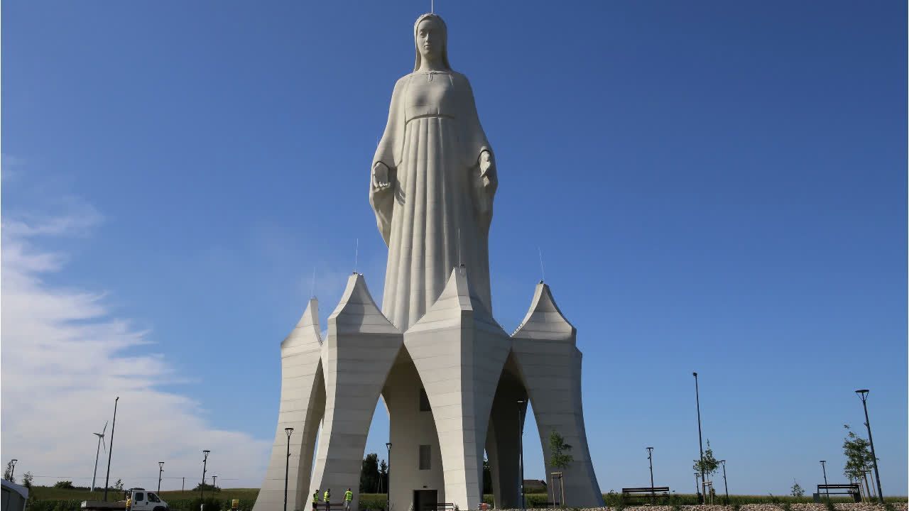 Video: Polen errichtet gigantische Marienstatue