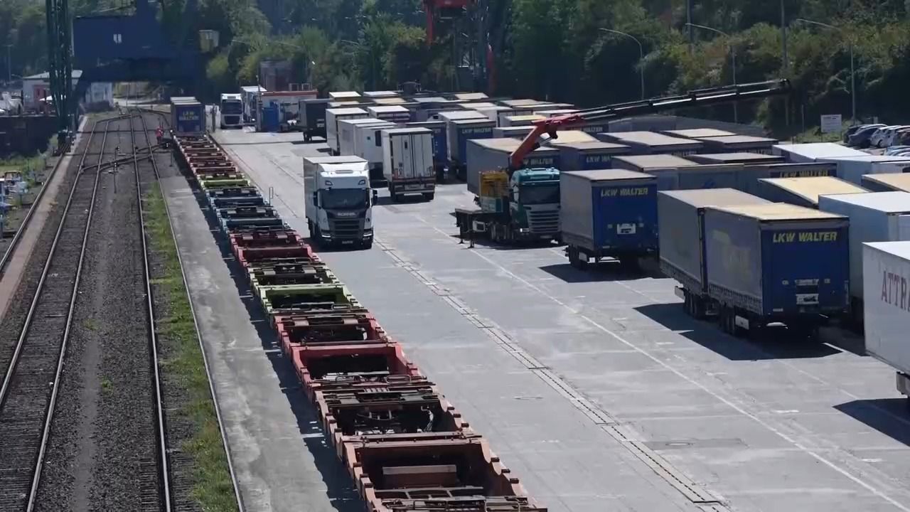Video: Niedrigwasser mit Folgen: LKW dürfen wieder sonntags fahren