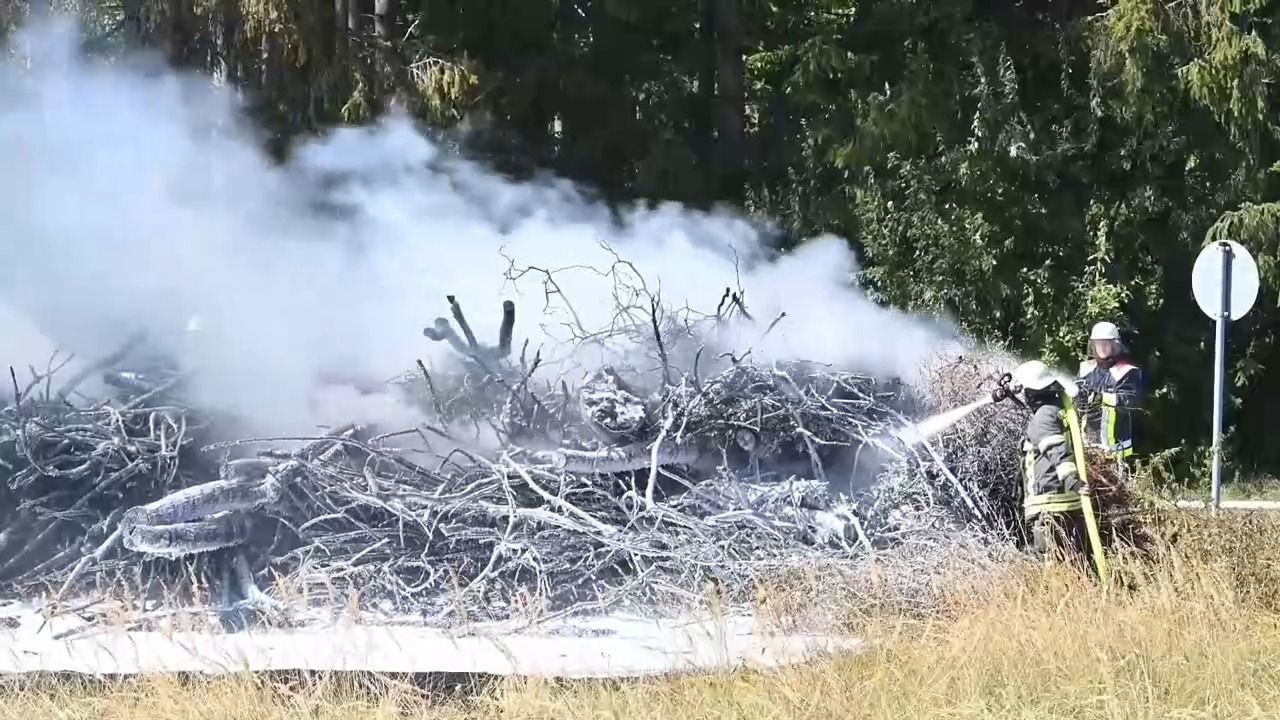 Video: Brand nahe A8: Feuer breitet sich bei Hofolding aus